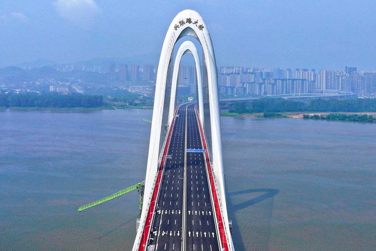 興聯路大橋路段護欄清洗-長沙市望城區主次干道環衛清掃保潔第六輪社會化承包項目標段十三（交通護欄）